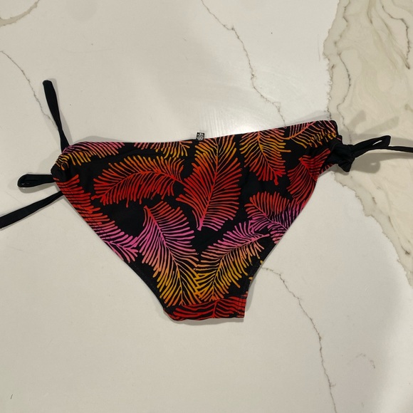LA VIE EN ROSE BIKINI BOTTOMS - Picture 2 of 5